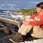 Berit nyter solnedgangen i Puerto de la Cruz